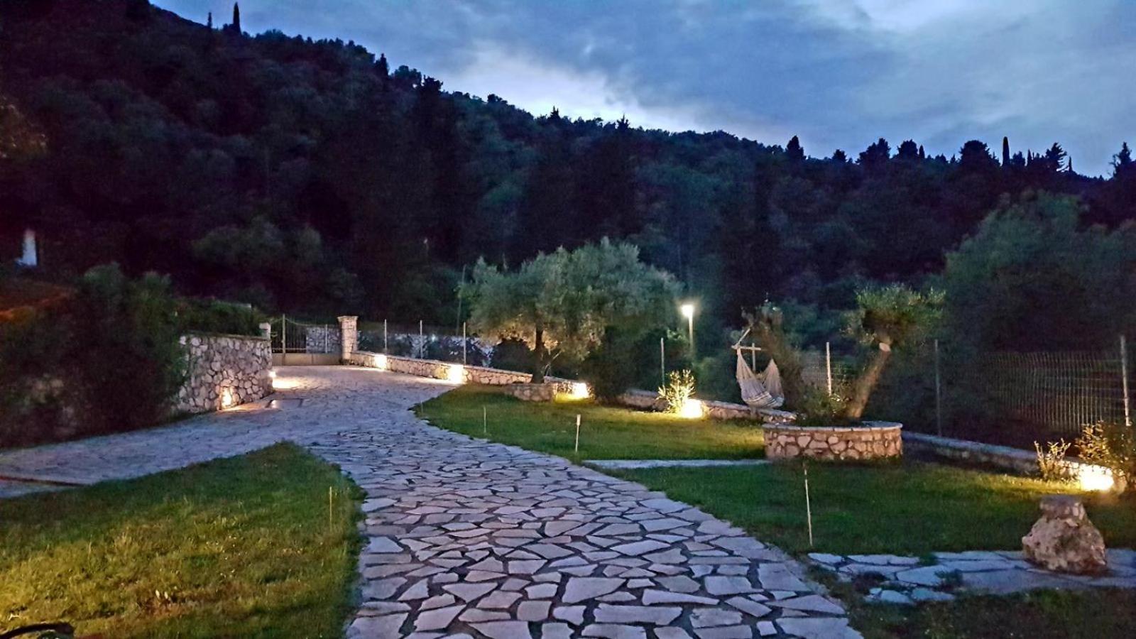 Villa Artemis Nikiana Bilik gambar